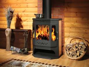 Стальной камин с дровницей Бавария призматик с плитой фото в интерьере в Слуцке