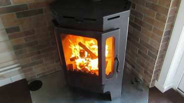 Печь-камин Бавария призматик пристенно-угловой фото в интерьере в Слуцке