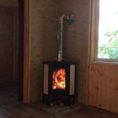 Стальной камин с большим стеклом Бавария угловая Амазонка бай фото в интерьере в Слуцке