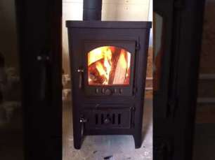 Чугунный недорогой камин со стеклом Бавария Оптима Чугун с плитой фото в интерьере в Слуцке