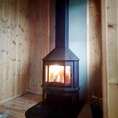 Стальной камин со стеклом Мюнхен угловой чёрный фото в интерьере в Слуцке