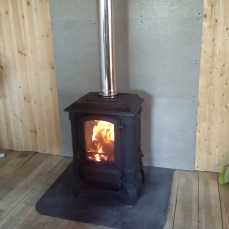 Печь-камин чугунный FireWay Bruno в интерьере чёрный Амазонка бай фото в Слуцке