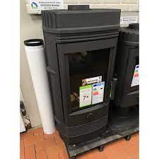 Печь-камин Invicta Gomont в интерьере Амазонка бай фото в Слуцке