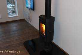 Печь-камин чугунный Invicta Mesnil в интерьере Амазонка бай фото в Слуцке