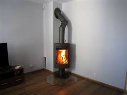 Печь-камин чугунный Invicta Alios в интерьере Амазонка бай фото в Слуцке