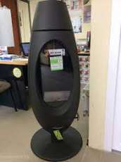 Печь-камин чугунный Invicta Ove в интерьере Амазонка бай фото в Слуцке