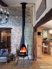 Печь-камин чугунный Invicta Pow-Wow в интерьере Амазонка бай фото в Слуцке